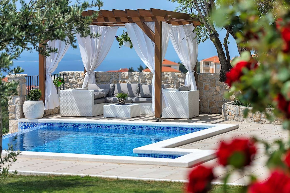 Villa Mendula w/ heated pool & sea view