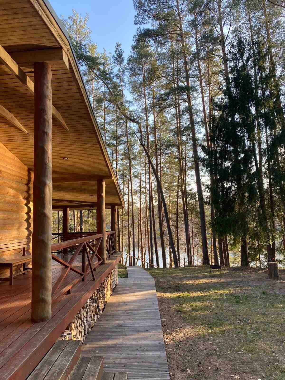 Blockhaus im Baltikum / Litauen im Wald am See