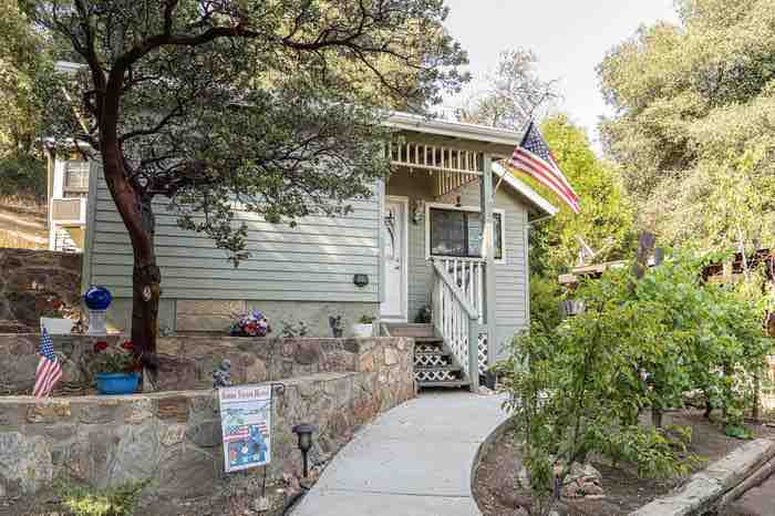 Banner Country Cottage