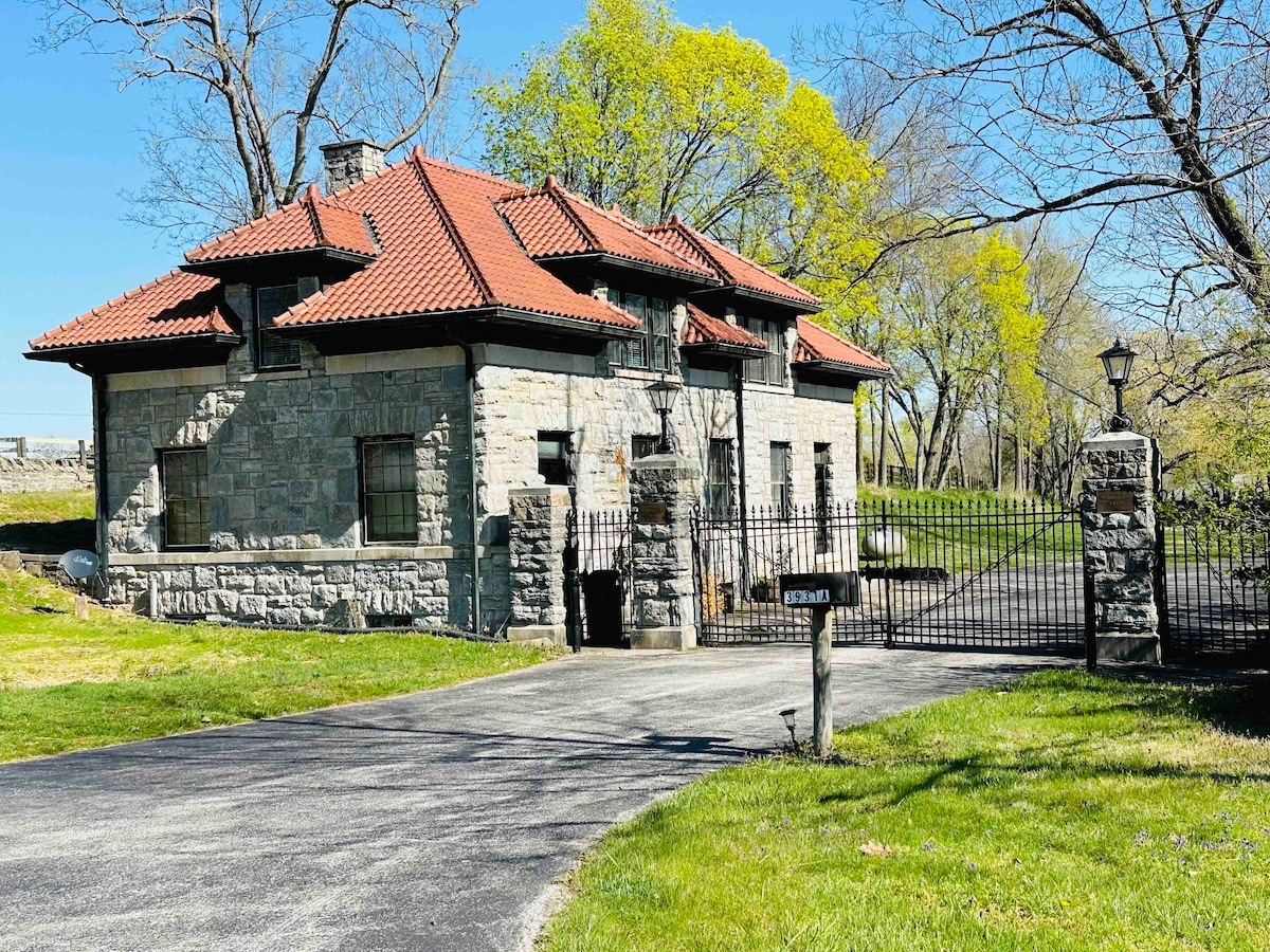 Historic Haven, Spacious 4BR Townhouse Oasis