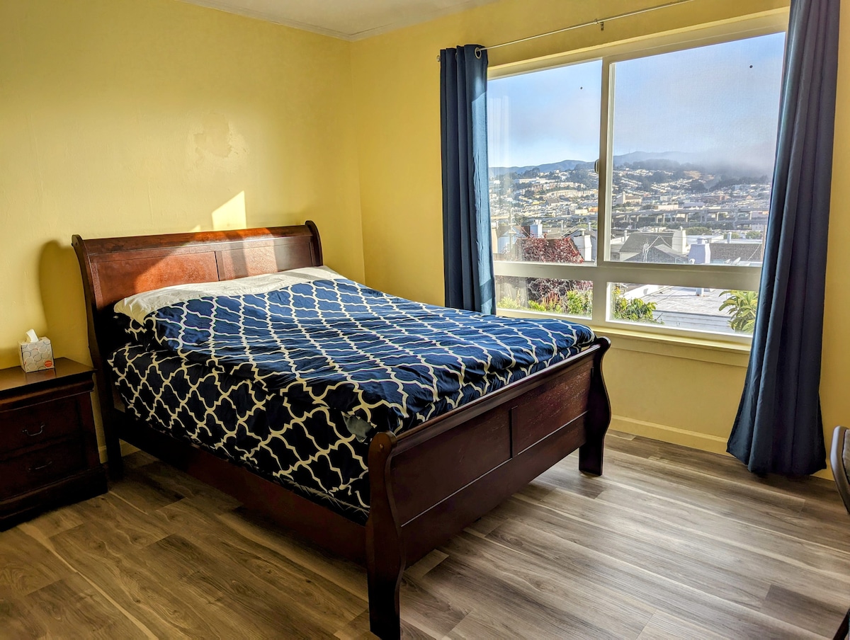 Room #4 - City Skyline & Garden View