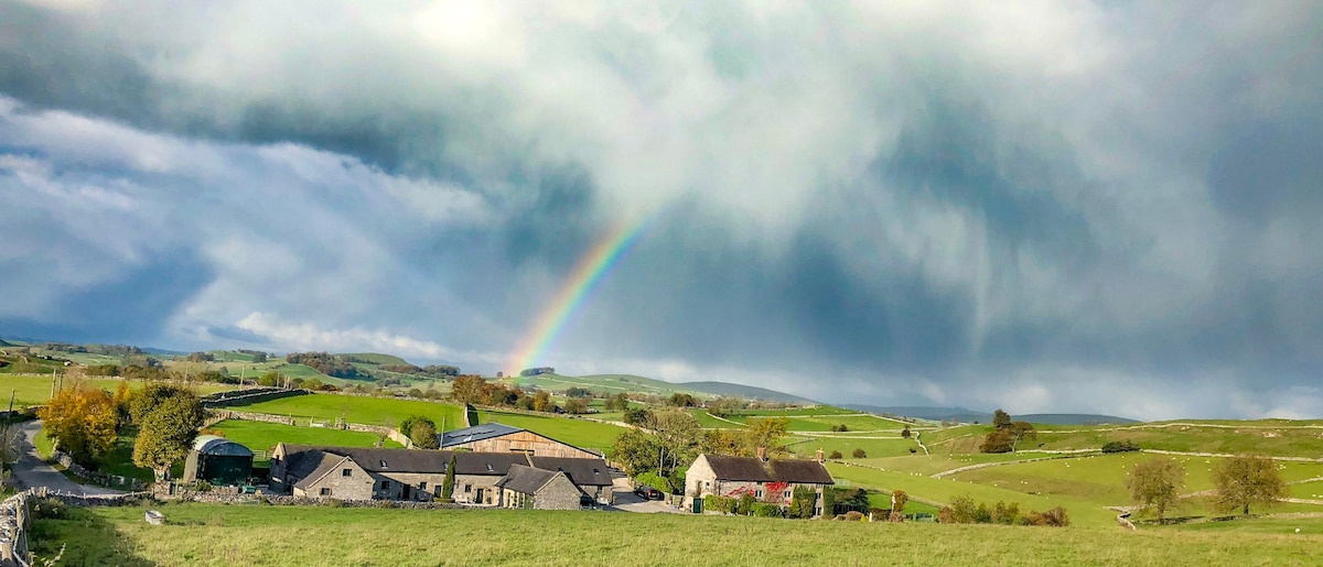 Alpaca Hut Hot Tub & Fizz - Dovedale Peak District