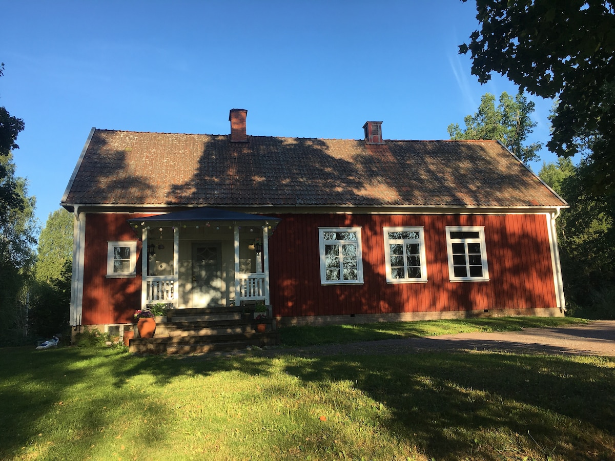 Unique old cottage/theatre in the forrest