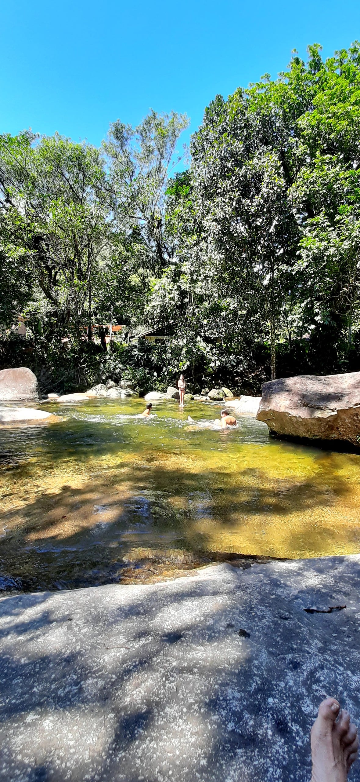 Mini casinha na beira do rio.