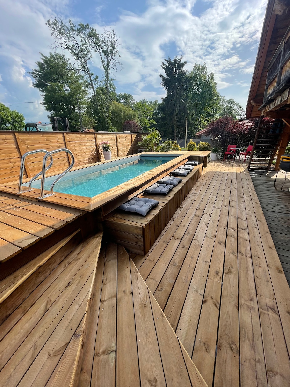 夏季舒适的冬季度假木屋，带私人泳池