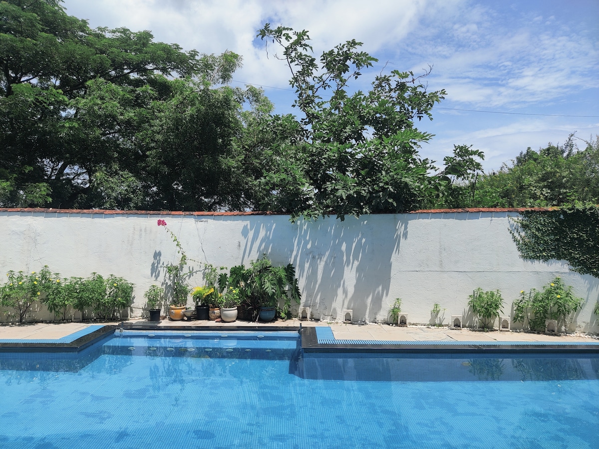 Sans Souci Villa with a Sparkling Pool in Alibaug