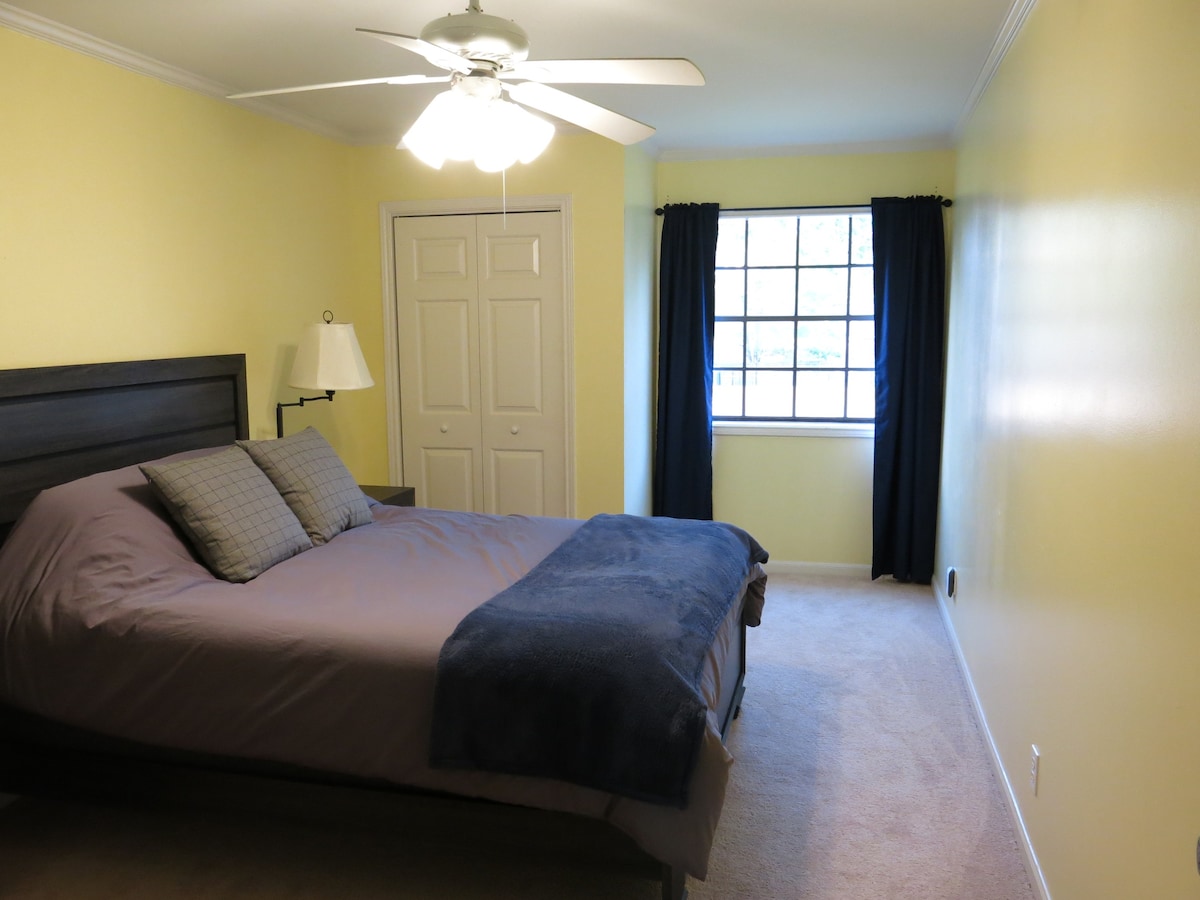 Private room near I-210 and Prien Lake Park