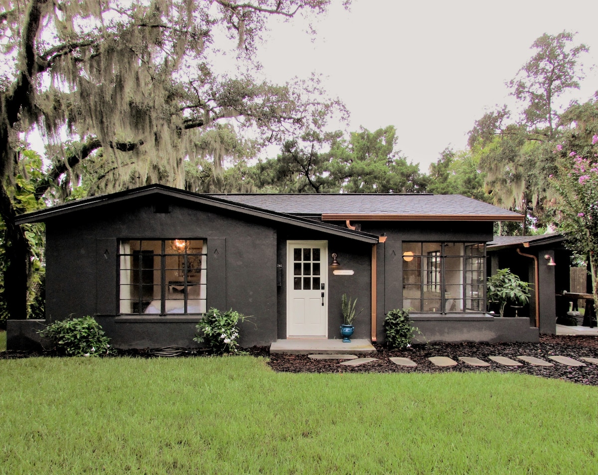 世纪中叶小黑屋（ Little Black House 
） （最少90天）