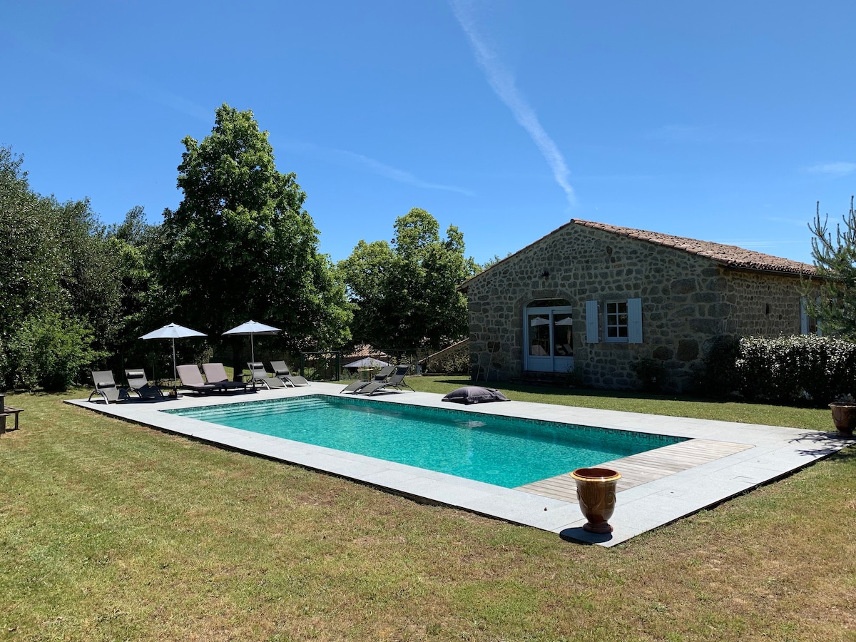 Ferme ardéchoise restaurée avec piscine chauffée