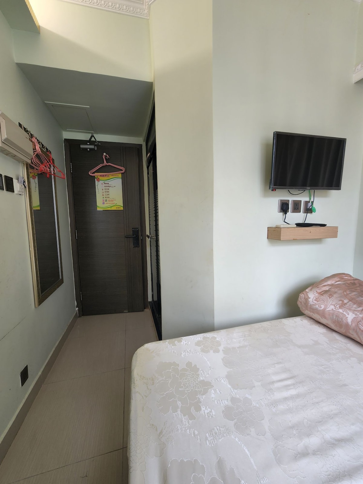 喜日賓館：9號房間豪華大床（Deluxe bed room )床寬150cm，獨立洗手間，大窗。