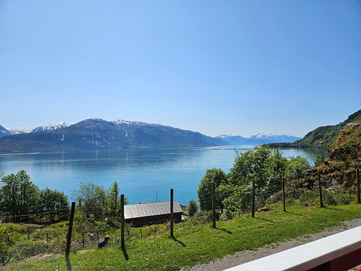 4- Varaldsøy Hardangerfjorden, hytte nr. 4 med båt