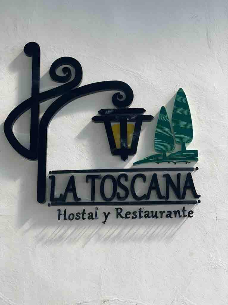 托斯卡纳（ La Toscana ）旅舍和餐厅