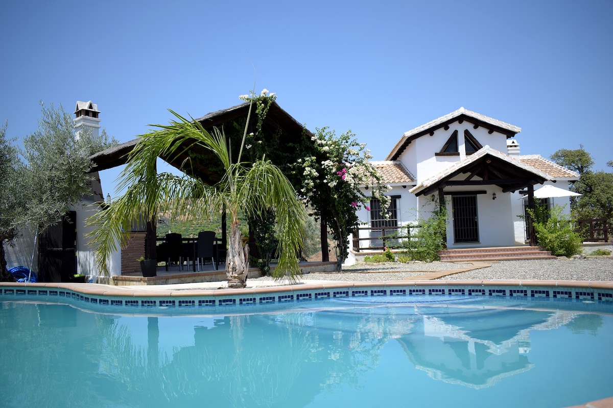 乡村别墅Jacaranda。花园和泳池