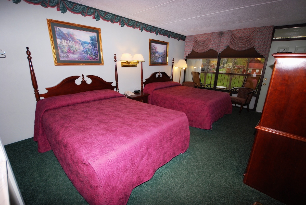 Rivergate Mountain Lodge Room 102双人床