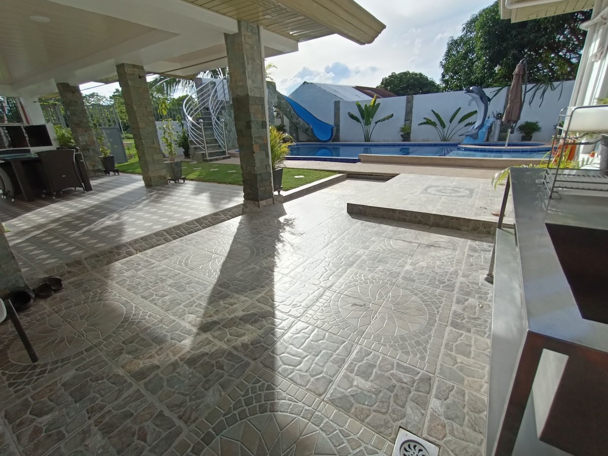 位于考雅（ Cauayan ）的客房，带泳池