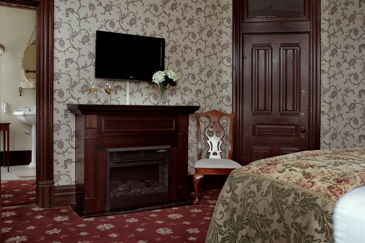 Victorian Village Suite -201 & 202 - Victorian Inn