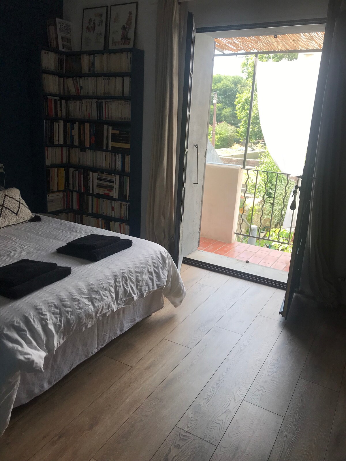 Au 41 ! Chambre privée proche LUMA avec parking .