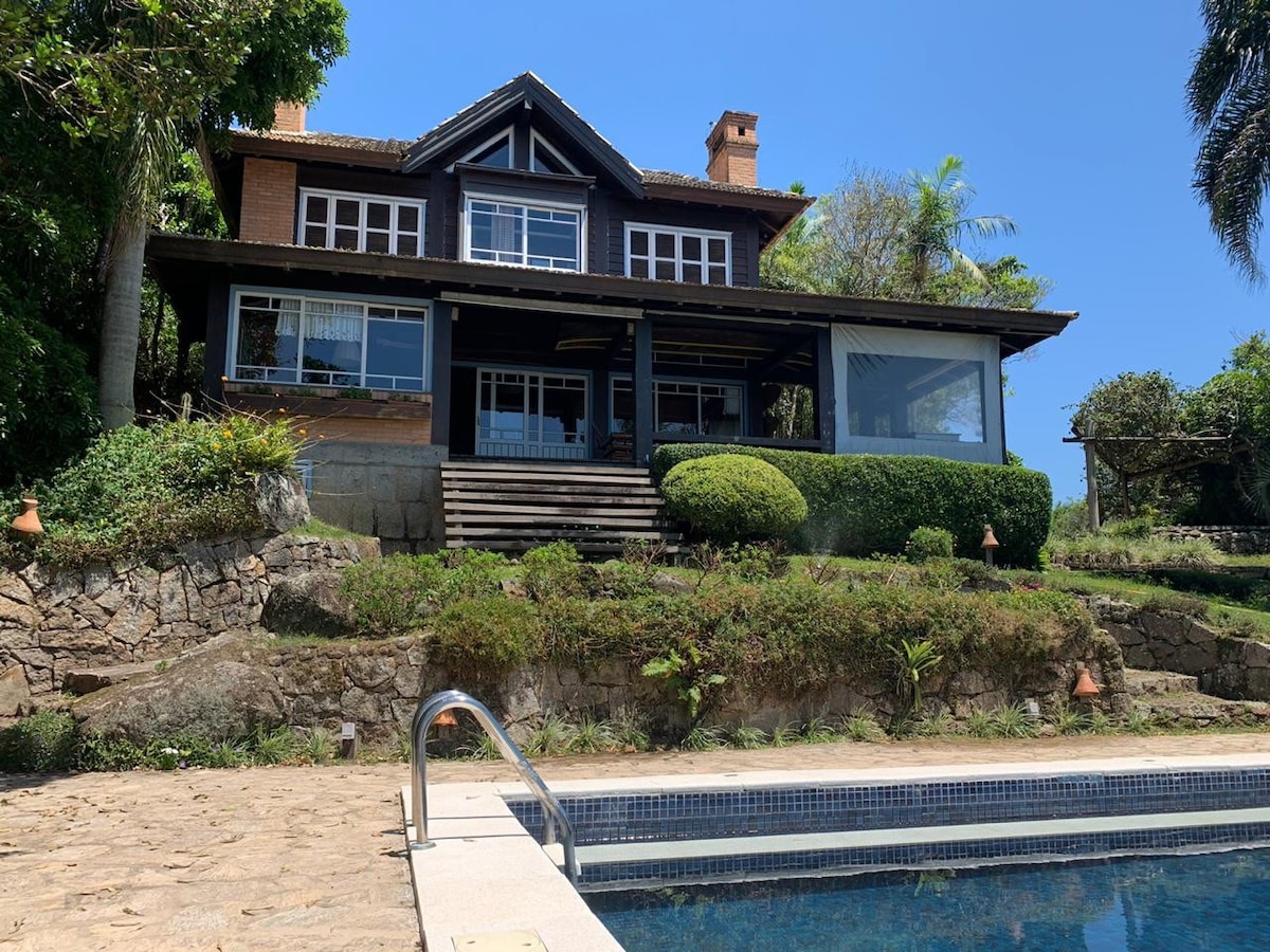 Casa na Praia do Rosa com vista do mar e piscina