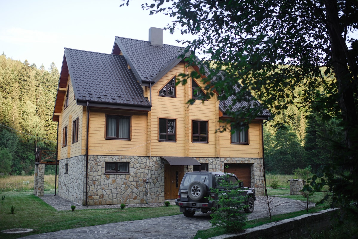 位于喀尔巴堤山（ Carpathians ）中心的木制小屋