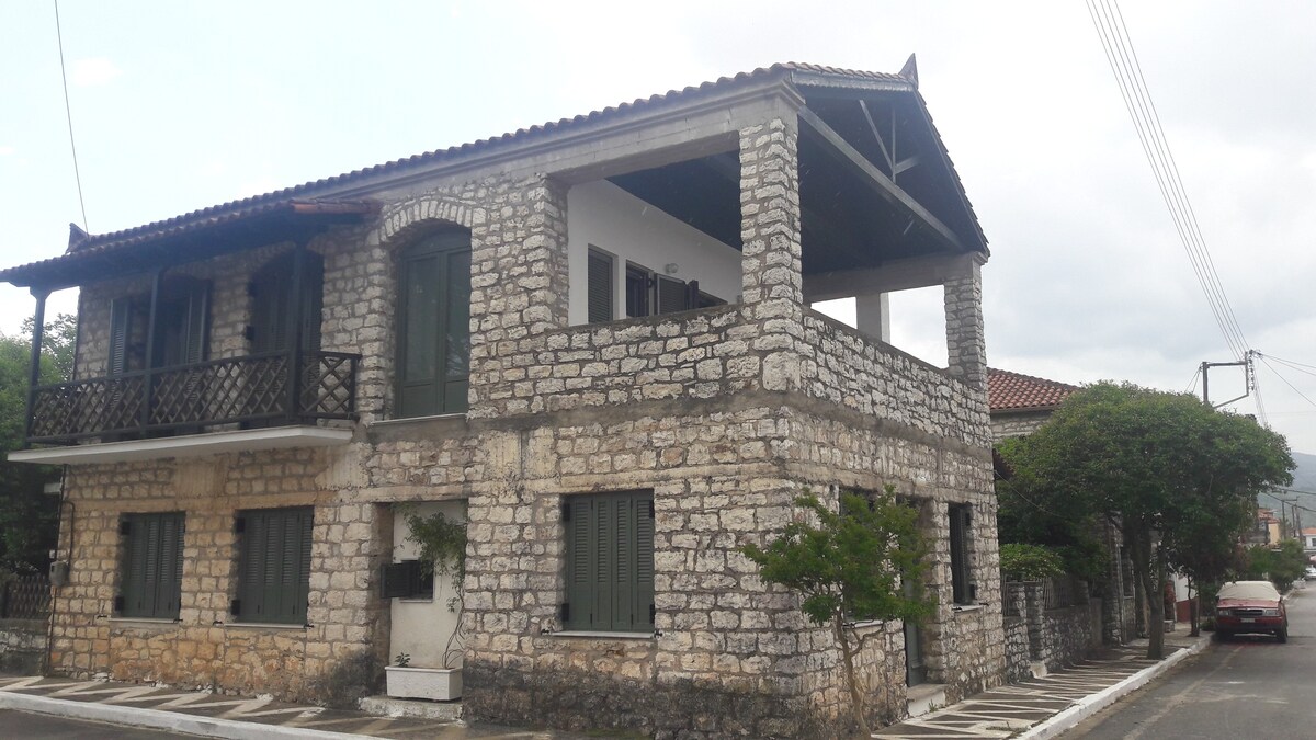 伯罗奔尼撒古老村庄的传统民宅