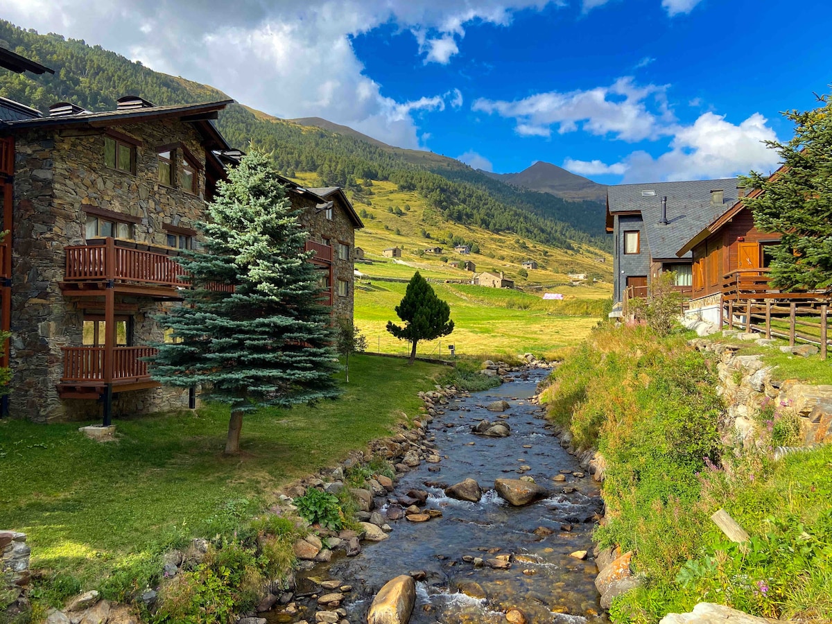 Modern Black Studio Penthouse | Valle De Incles 𓃵