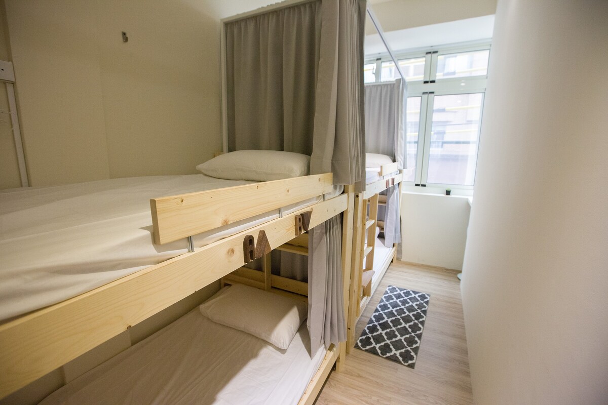 KM hostel-女生四人背包房的一張單人床(上下舖)