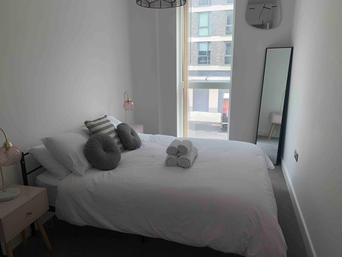 Room & private bathroom in Stratford East Village