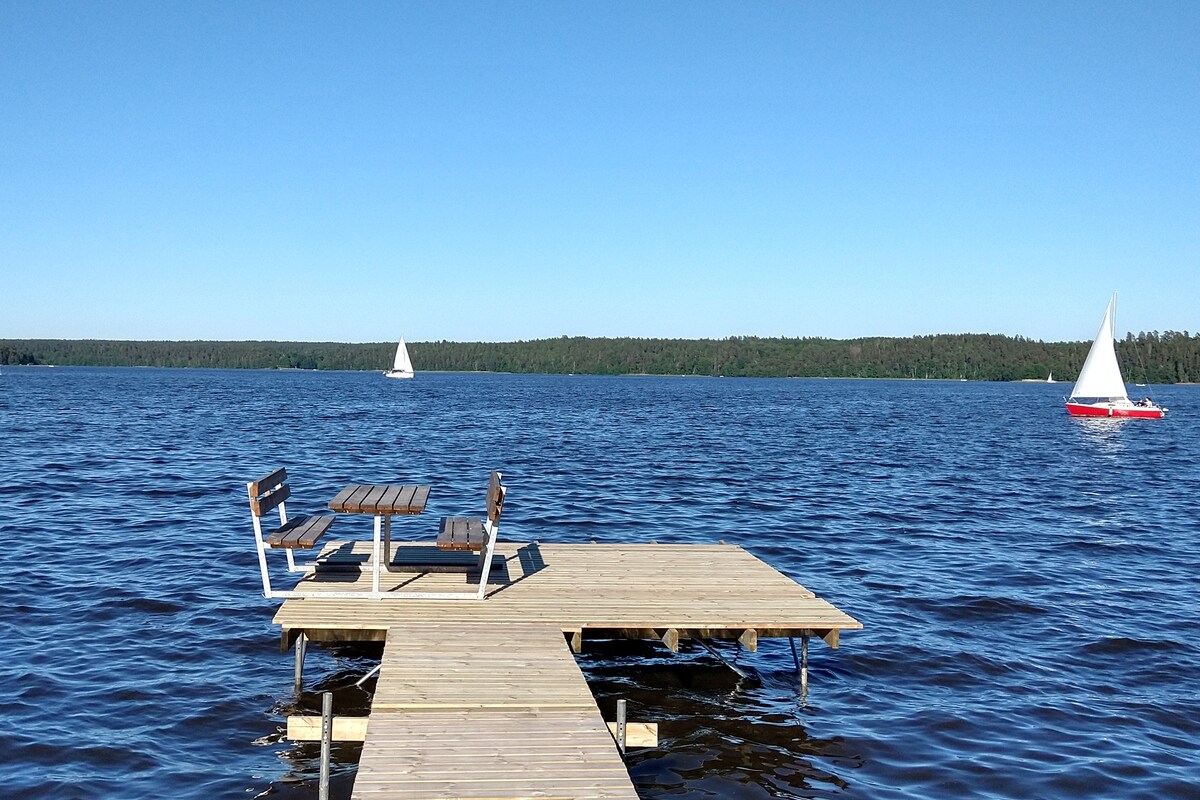 乌普萨拉（ Uppsala ）附近梅兰湖（ Lake Mälaren ）带码头的迷人别墅