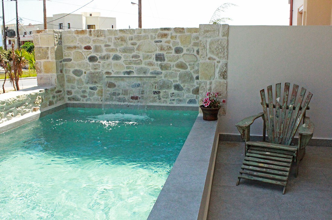 Arodamos公寓# 2 ，私人水上泳池，步行3英尺海滩