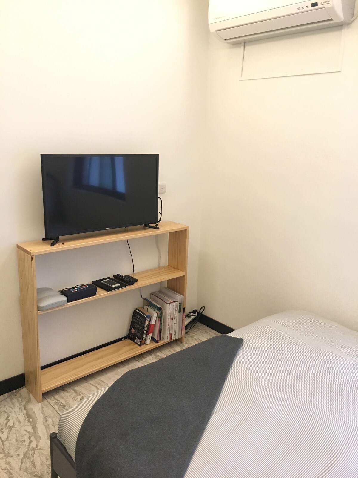 Centrally Located Modern flat (5 mins from MRT)