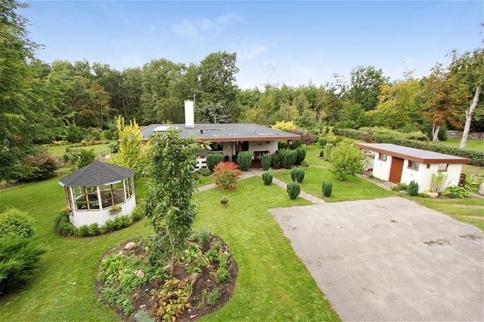 Sommerhus tæt ved badestrand, skov og golfbane.