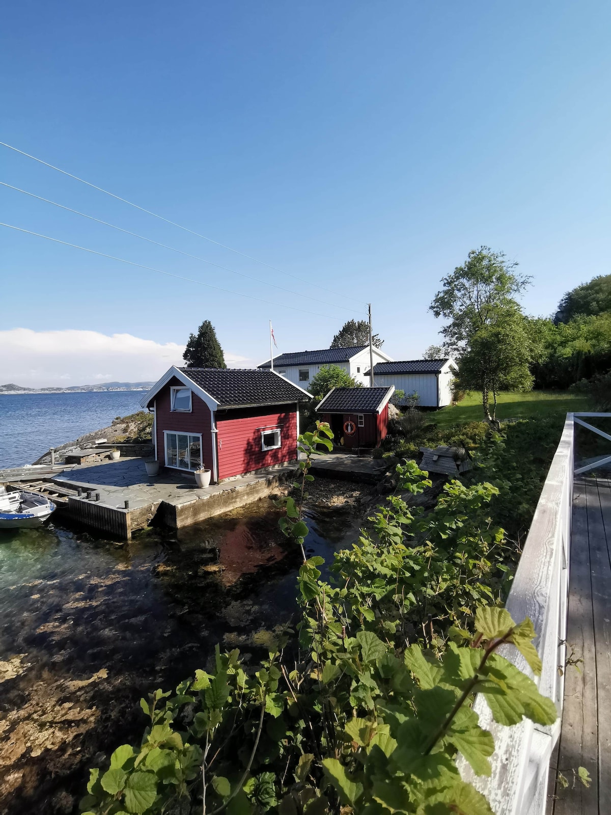 Stor, aleneliggende og moderne eiendom i sjøkanten