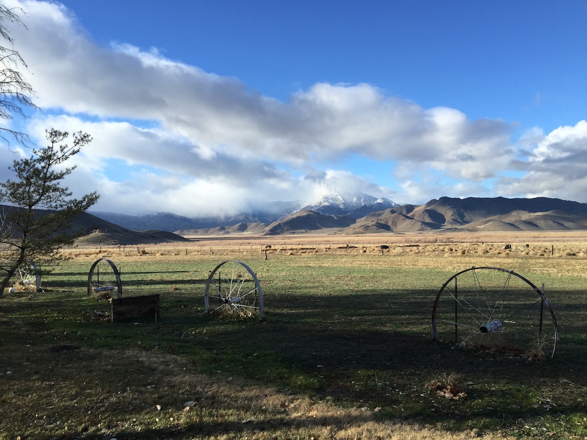 The Hillside Ranch ，红色房子