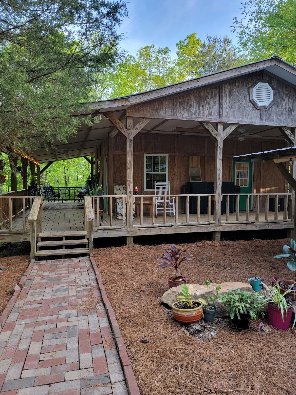 Hummingbird Hideaway: Cozy Cabin with a Big Porch