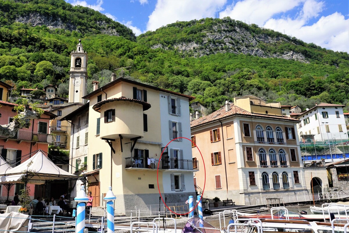 科莫湖（ LAKE COMO ）前面的阿尔马（ ALMA ）之家