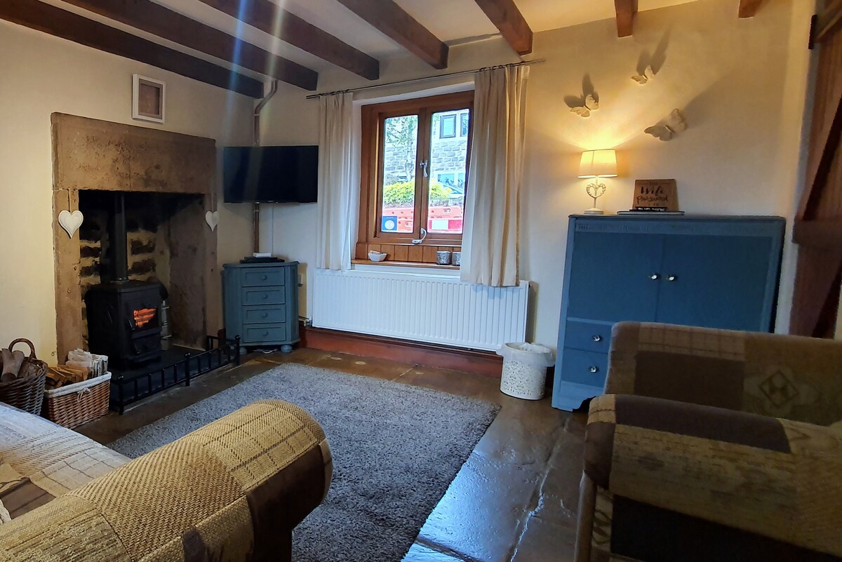 Carpenters Cottage, Elton, in the Peak District