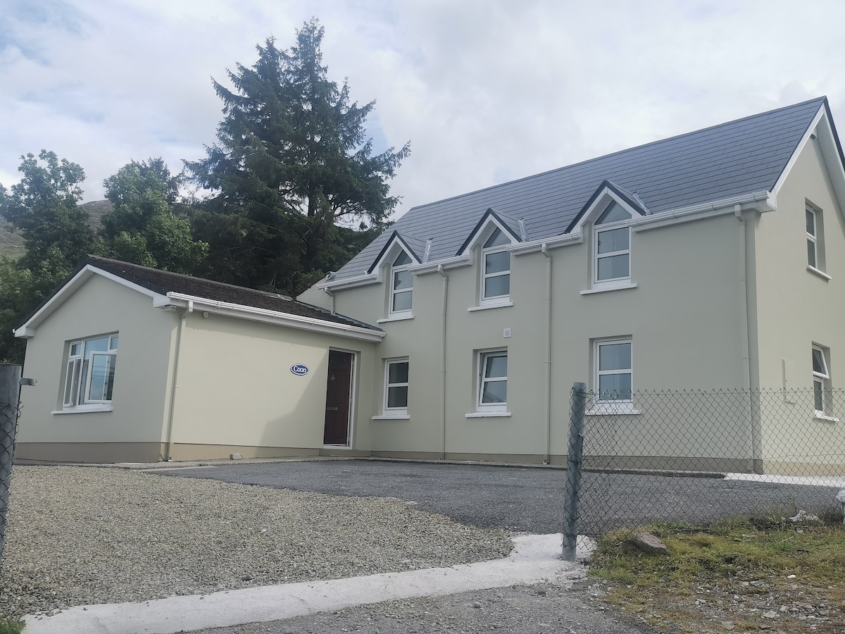 Cuan, Large private house overlooking Kenmare Bay