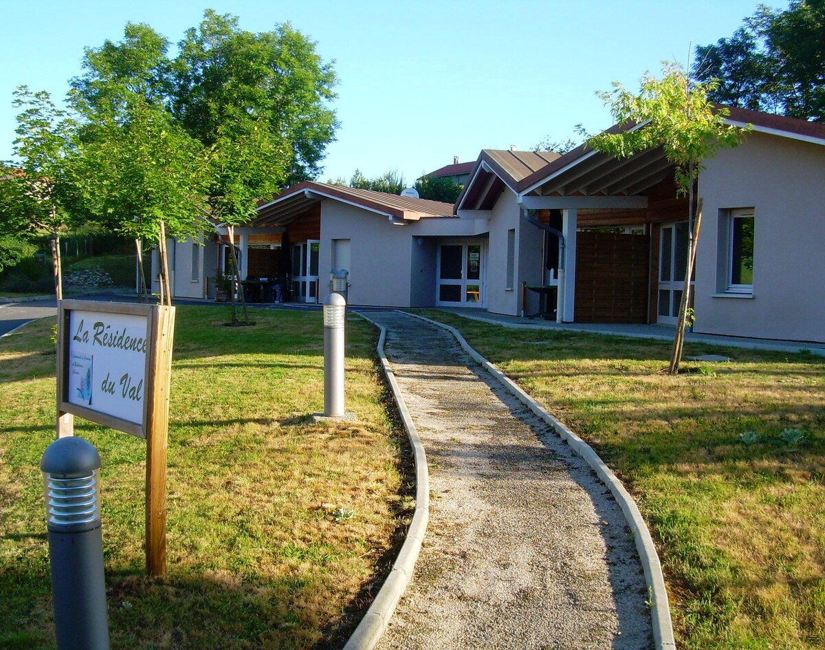 Gîtes du Val- Vue sur la cour