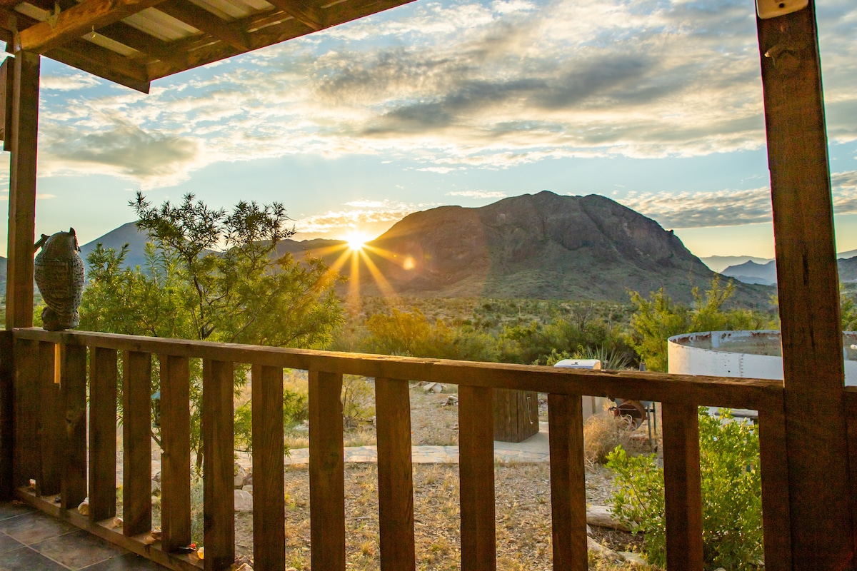 沙漠山小木屋