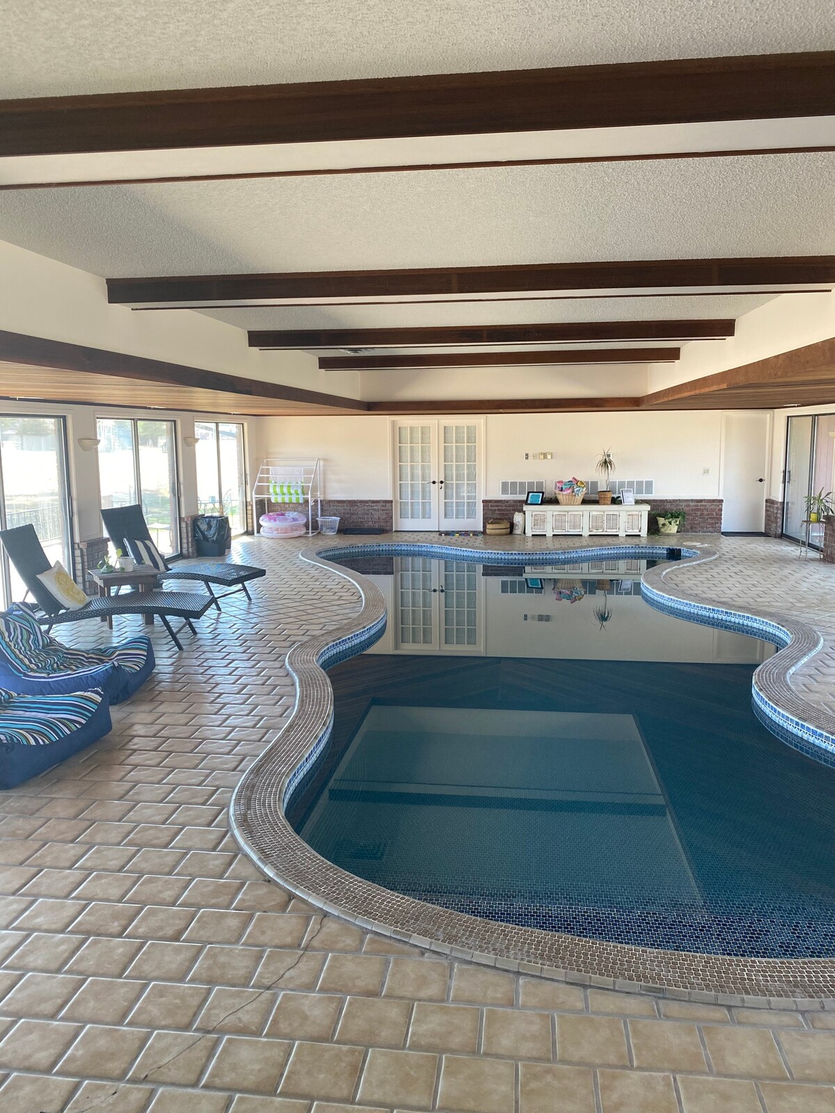 室内泳池天堂-私人热水浴缸/桑拿房和景观