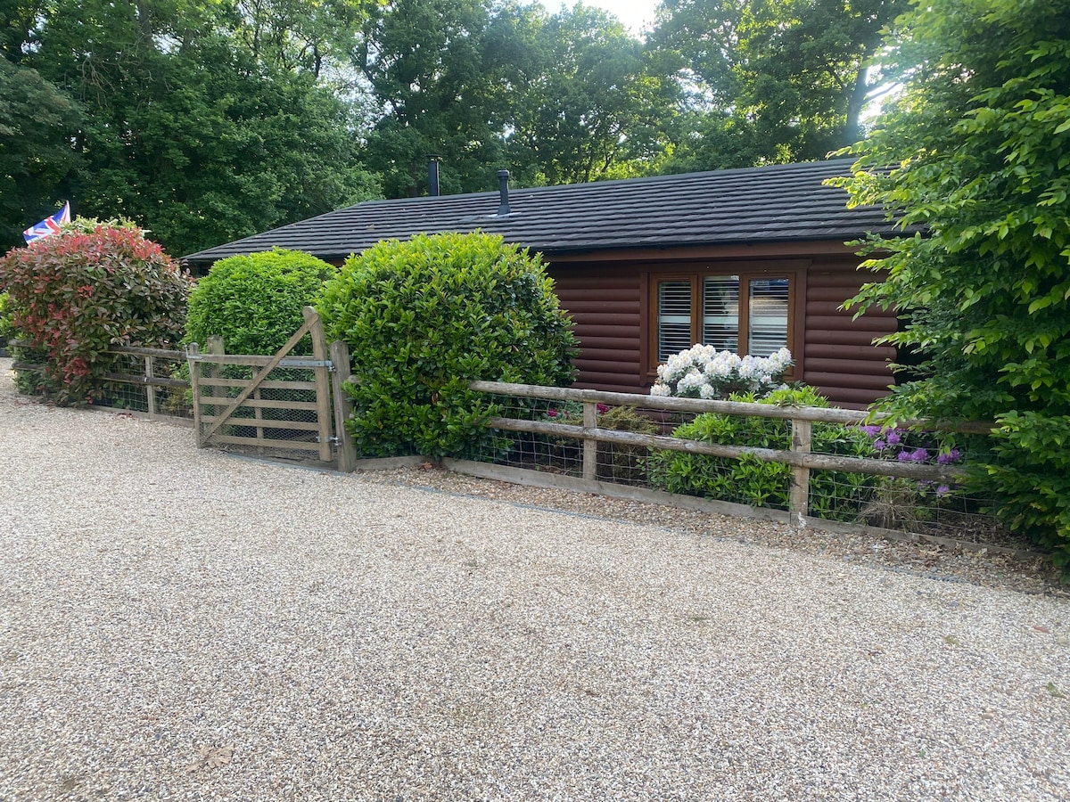 木屋， Nr Horsham ， W. Sussex ，带热水浴缸