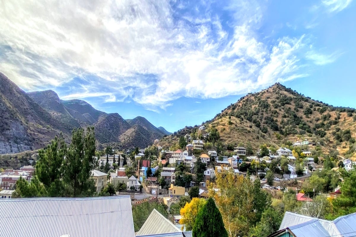 Spacious Studio "Under The B" in Bisbee