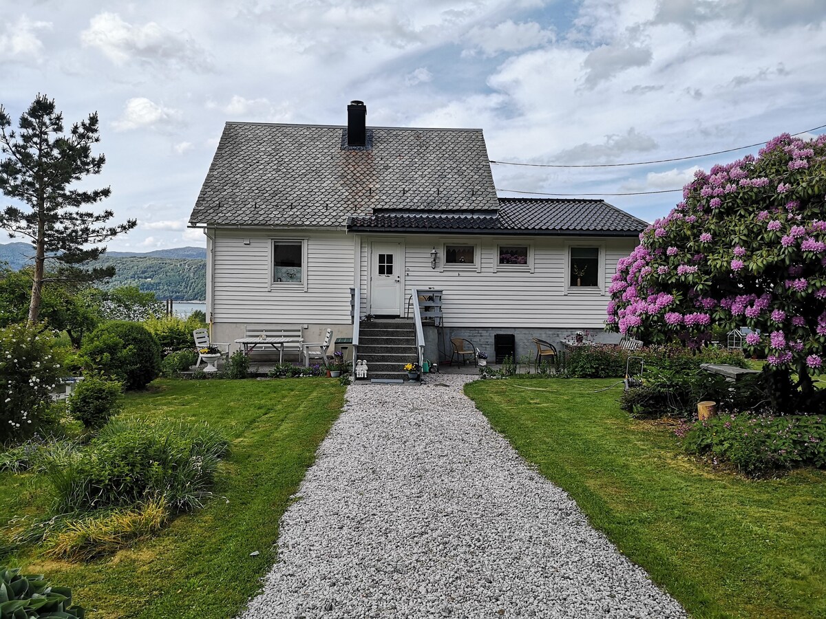 Trivelig hus med hage og tilgang til sjø og fjell