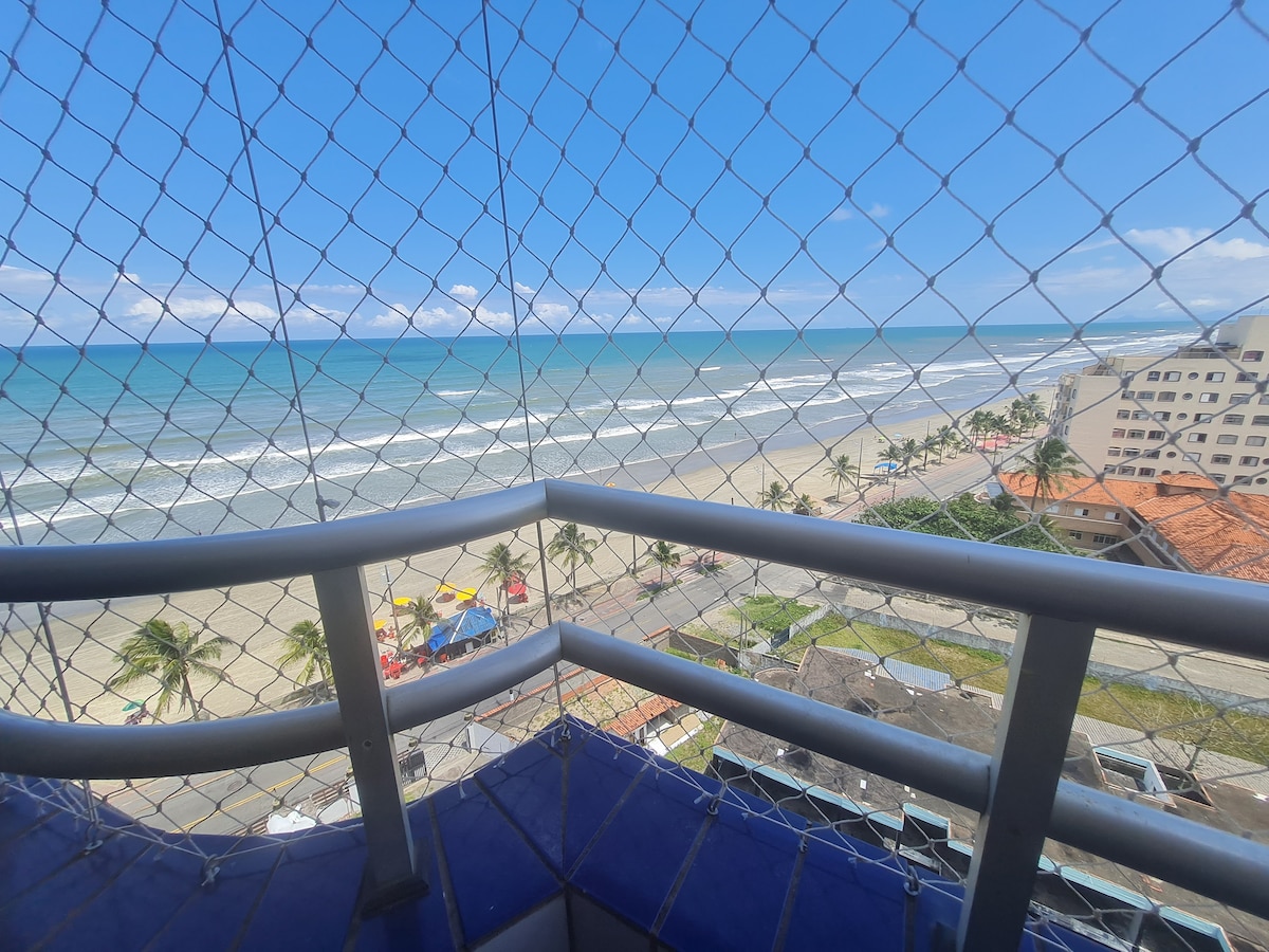 Apartamento confortável e seguro em frente à praia