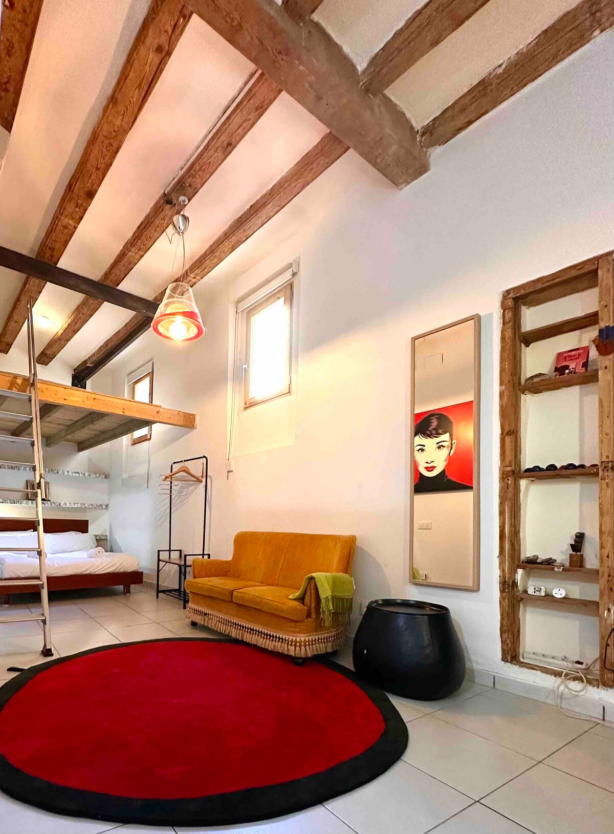 Comfortable bright and quiet apt in Gothic Quarter