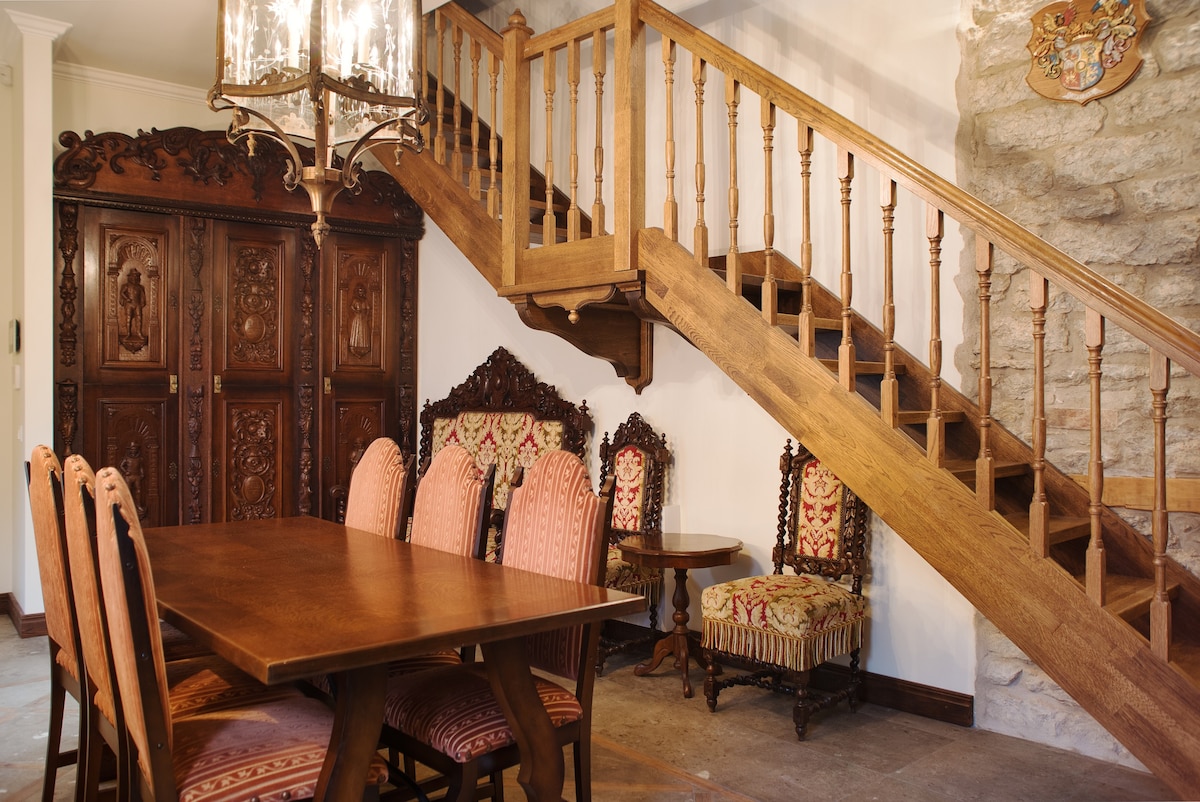 Luxury Medieval 2 Storey apartment in Old Town