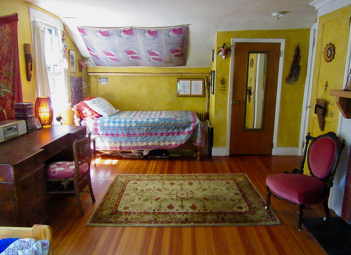 宽敞的卧室，位于历史悠久的1828年杜布斯渡口之家。