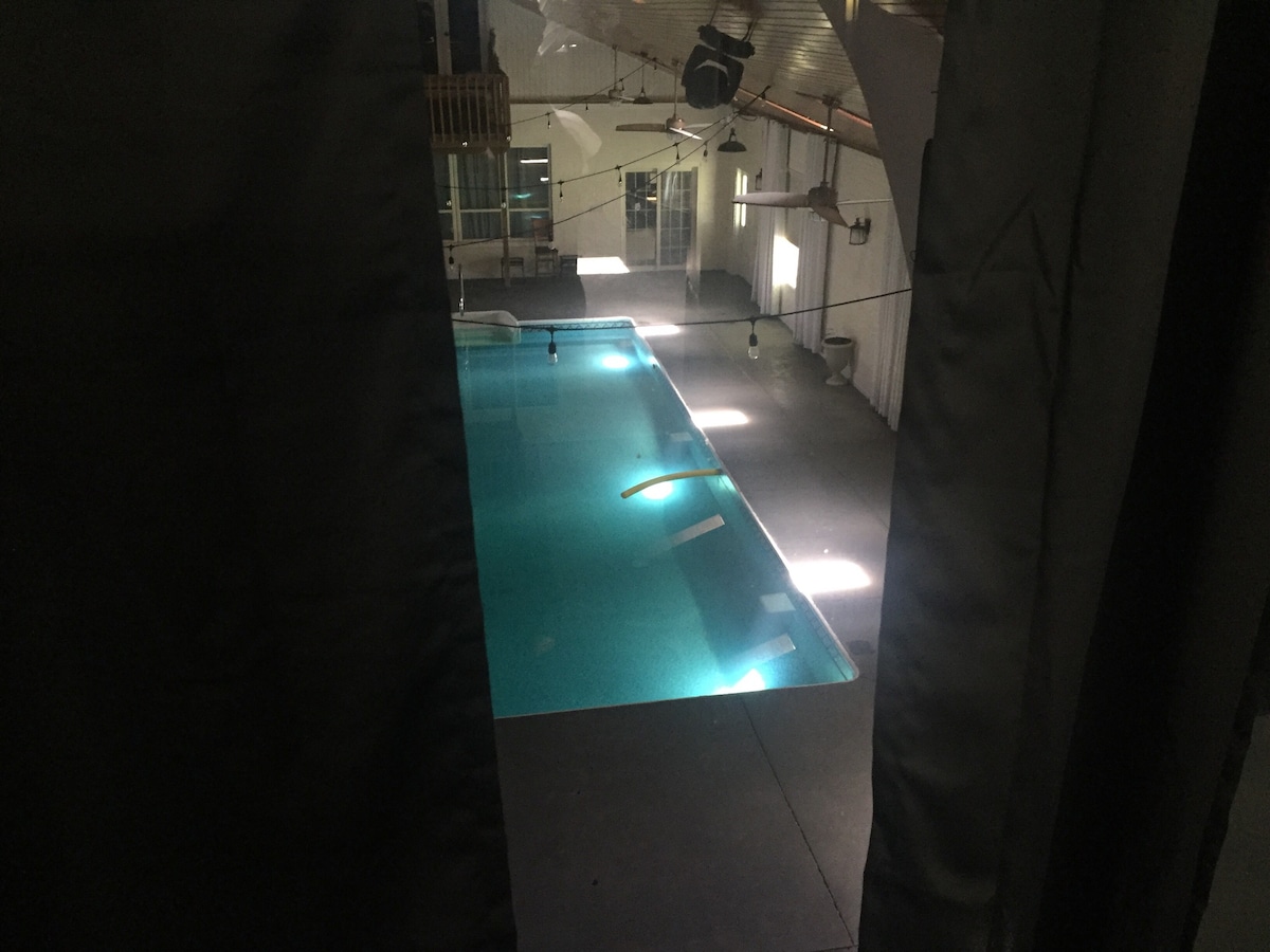 带定制照明的自带室内游泳池