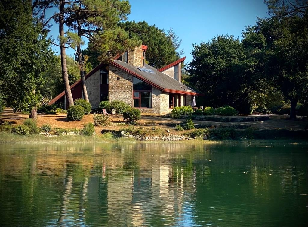 Grande propriété au bord de l’eau