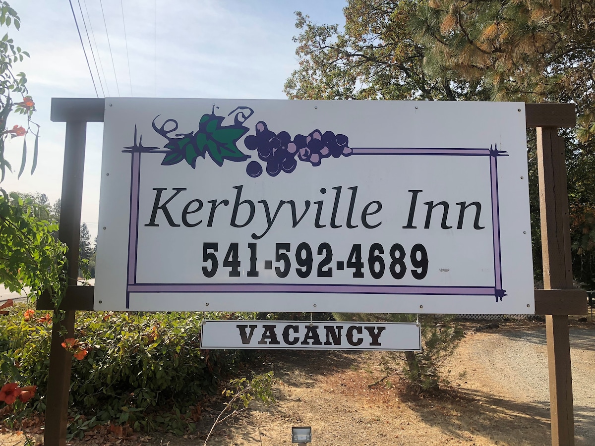 Kerbyville Inn的赤霞珠客房